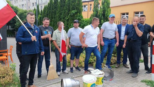 Protest rolnikow pod siedzibą PIM